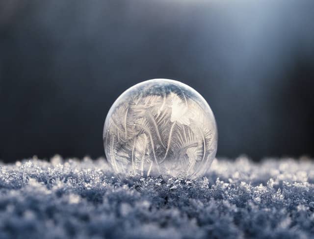 Bola de gelo com flocos de neve em volta