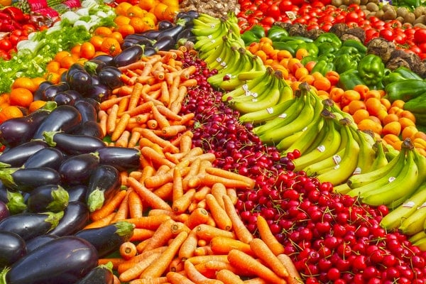 Banca de feira com vegetais organizados para venda