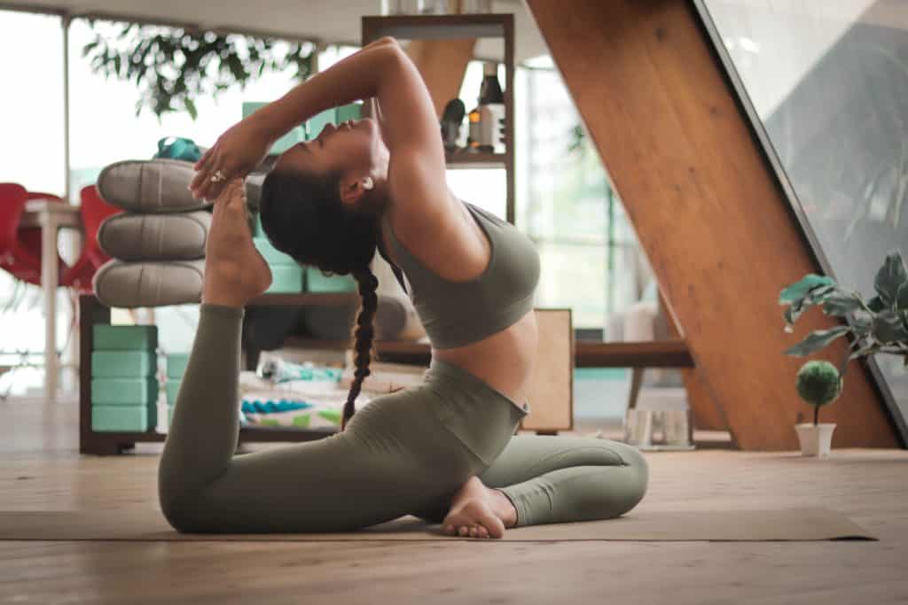 Mulher fazendo yoga em um estúdio 
