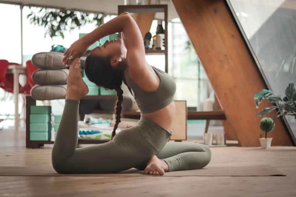 Mulher fazendo yoga em um estúdio