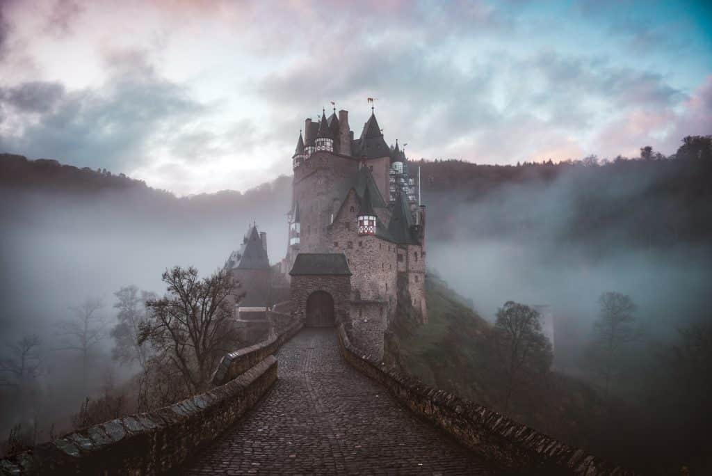 Castelo antigo ao lado de montanhas