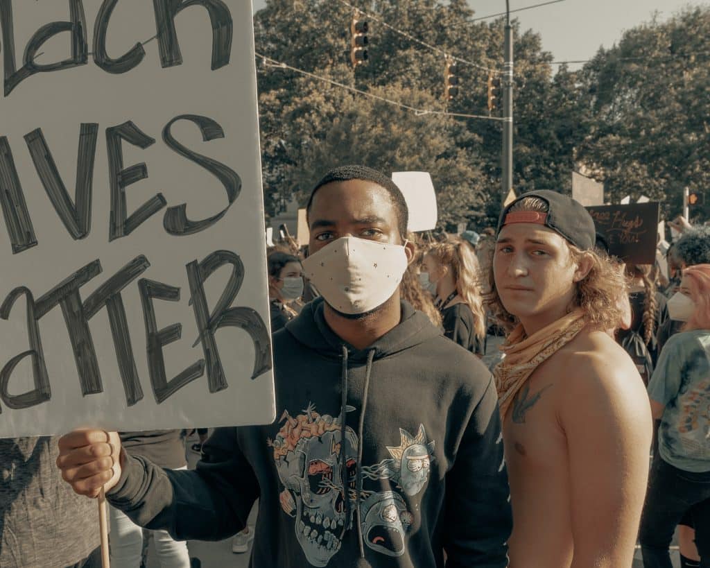 Pessoas protestando pelas vidas negras