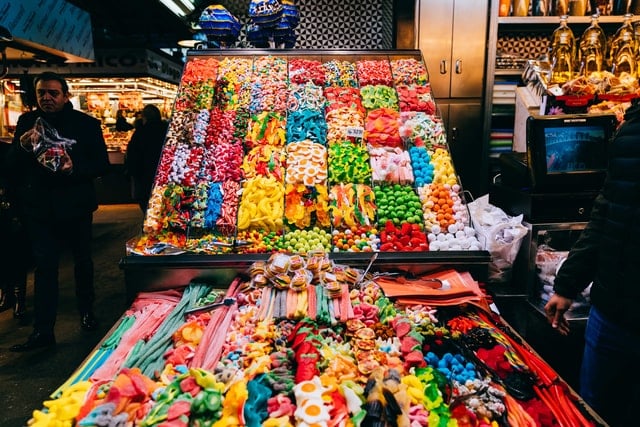 Loja de doces com guloseimas em prateleira