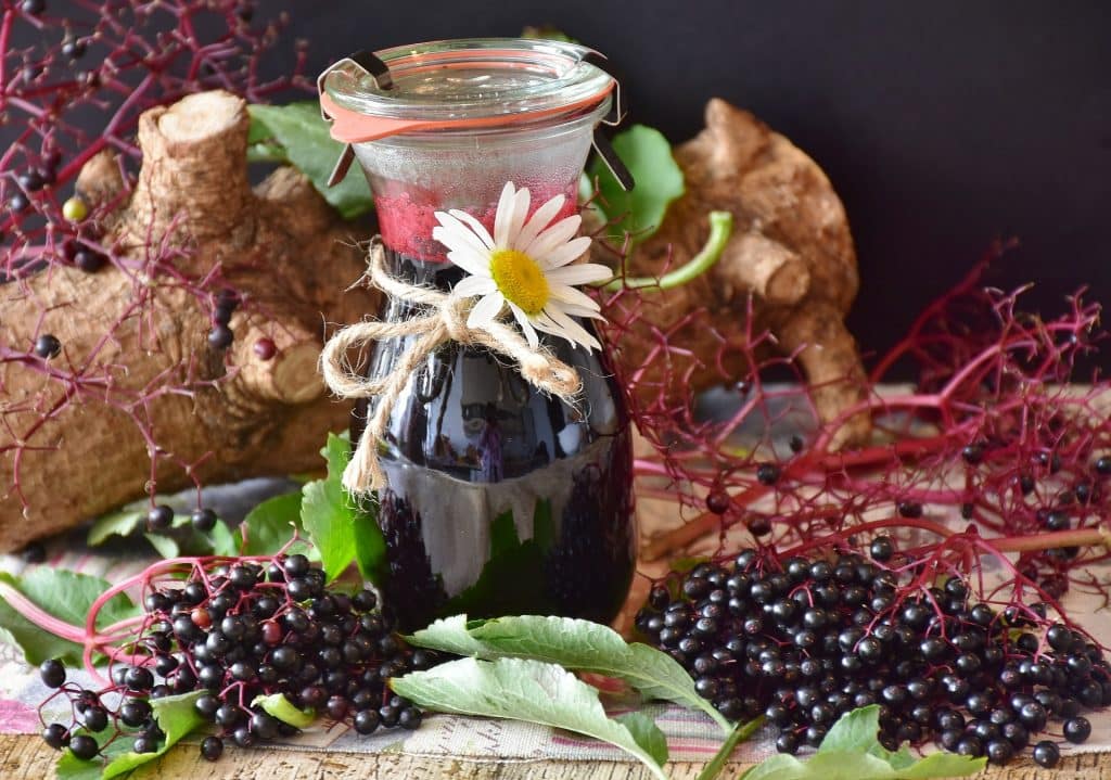Imagem de um lindo jarro de vidro cheio de suco afrodisíaco feito com várias frutas e ingredientes para aumentar a libido.