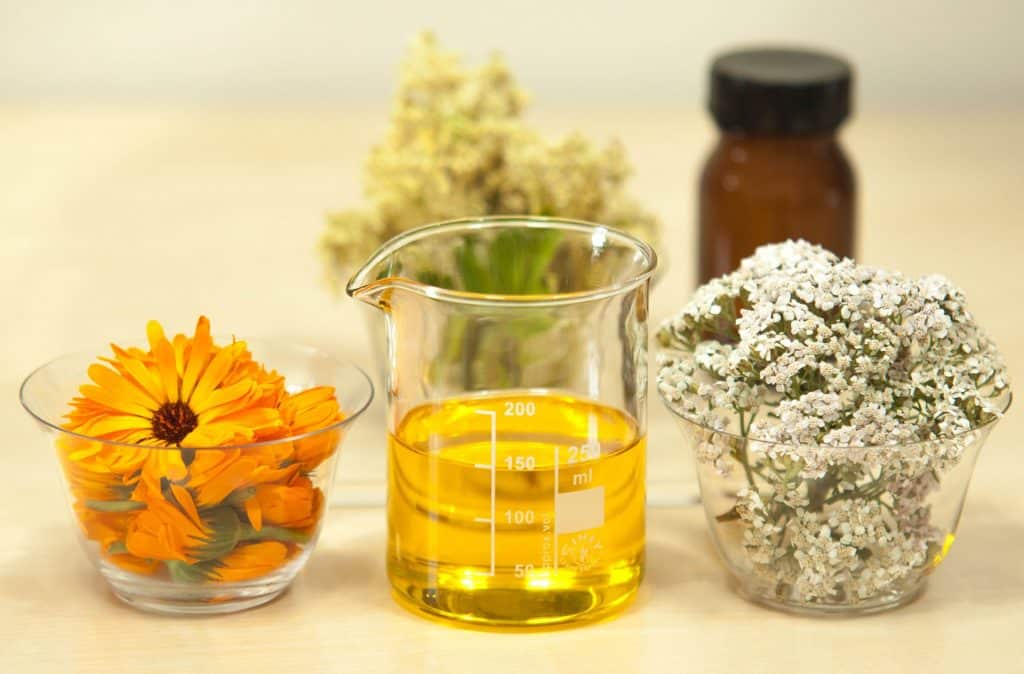 Imagem de vários utensílios como potes com flores e mirra para serem utilizados na produção do óleo de mirra.