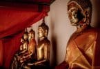 Templo com imagens de Budas vistas de perfil