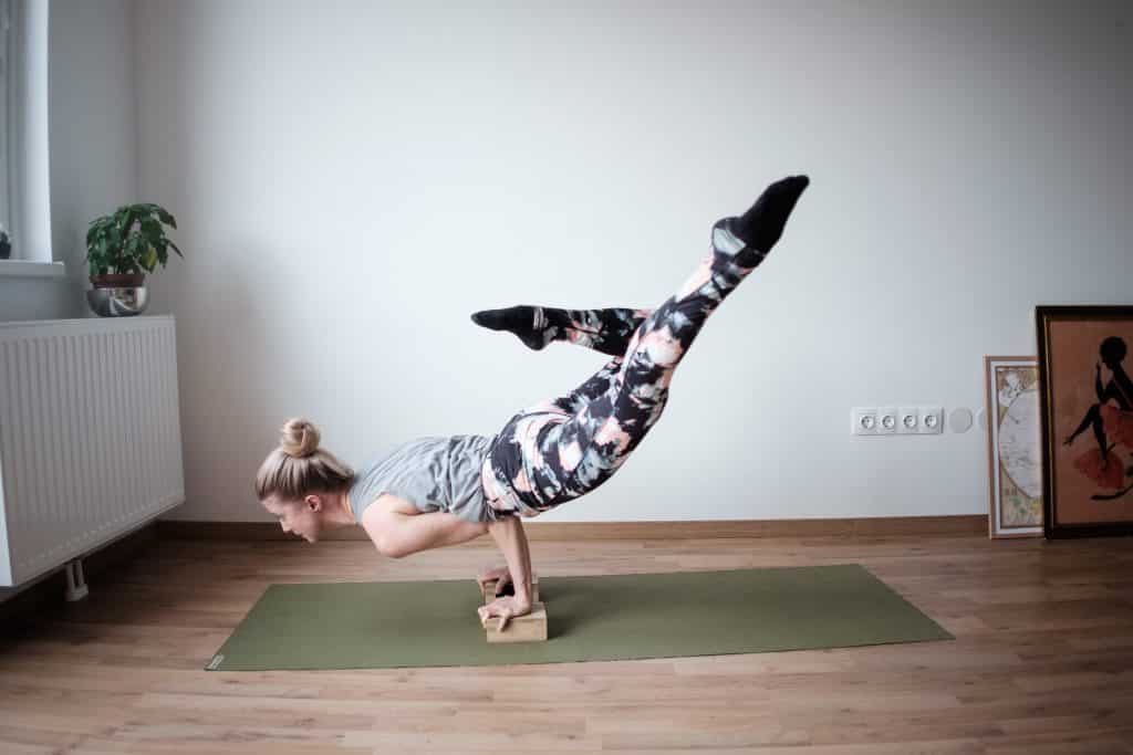 Mulher fazendo movimento de yoga em sua sala