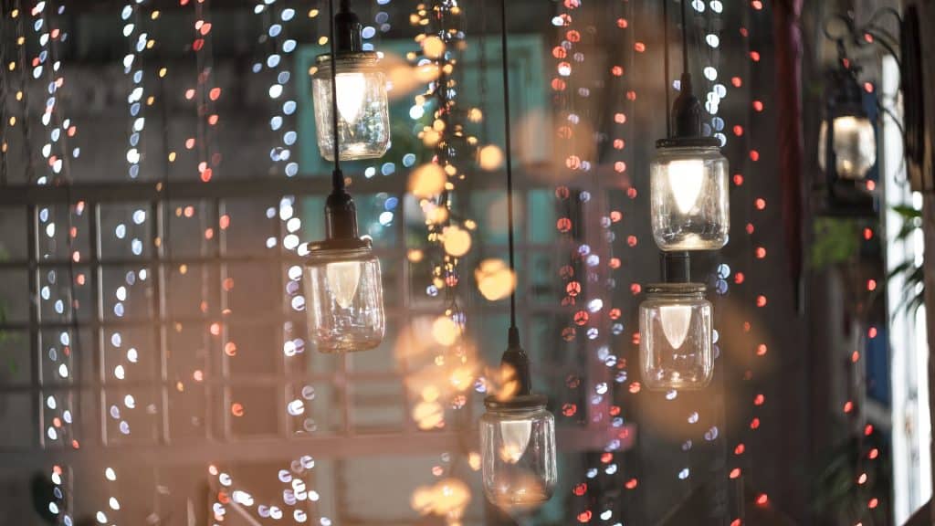 Imagem de um espaço fechado com muitas luzes e brilho representando a quinta dimensão.
