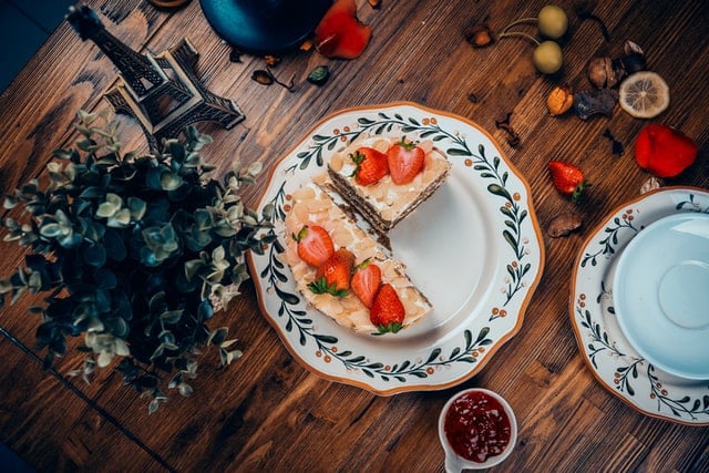 Conjunto de prato com torta vista de cima