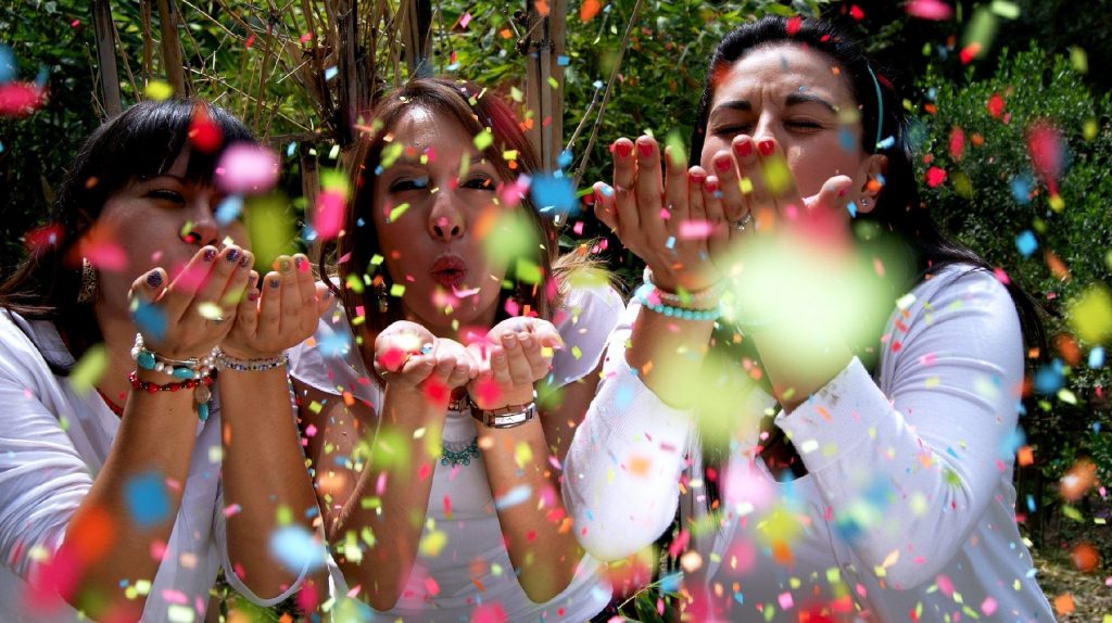 Imagem de três mulheres felizes e celebrando a vida e o amor. A imagem reflete o orgasmo feminino.