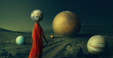 Imagem de uma mulher caminhando e segurando sobre a cabeça um planeta. Ao fundo da imagem e ao lado, vários planetas. A imagem retrata a transição planetária.