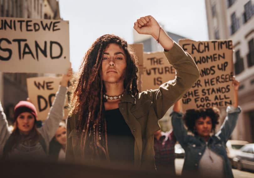 Mulher a frente de manifestação anti-racismo