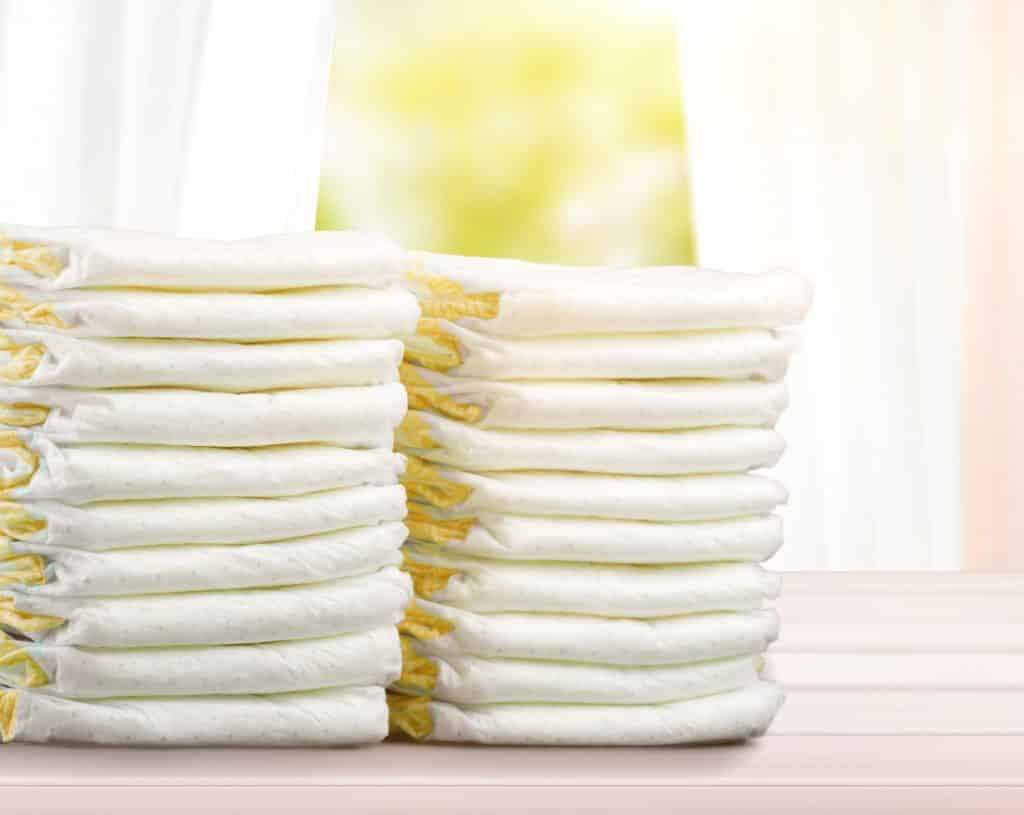 Imagem de duas pilhas de fraldas ecológicas para serem guardadas na gaveta do guarda roupa do bebê.
