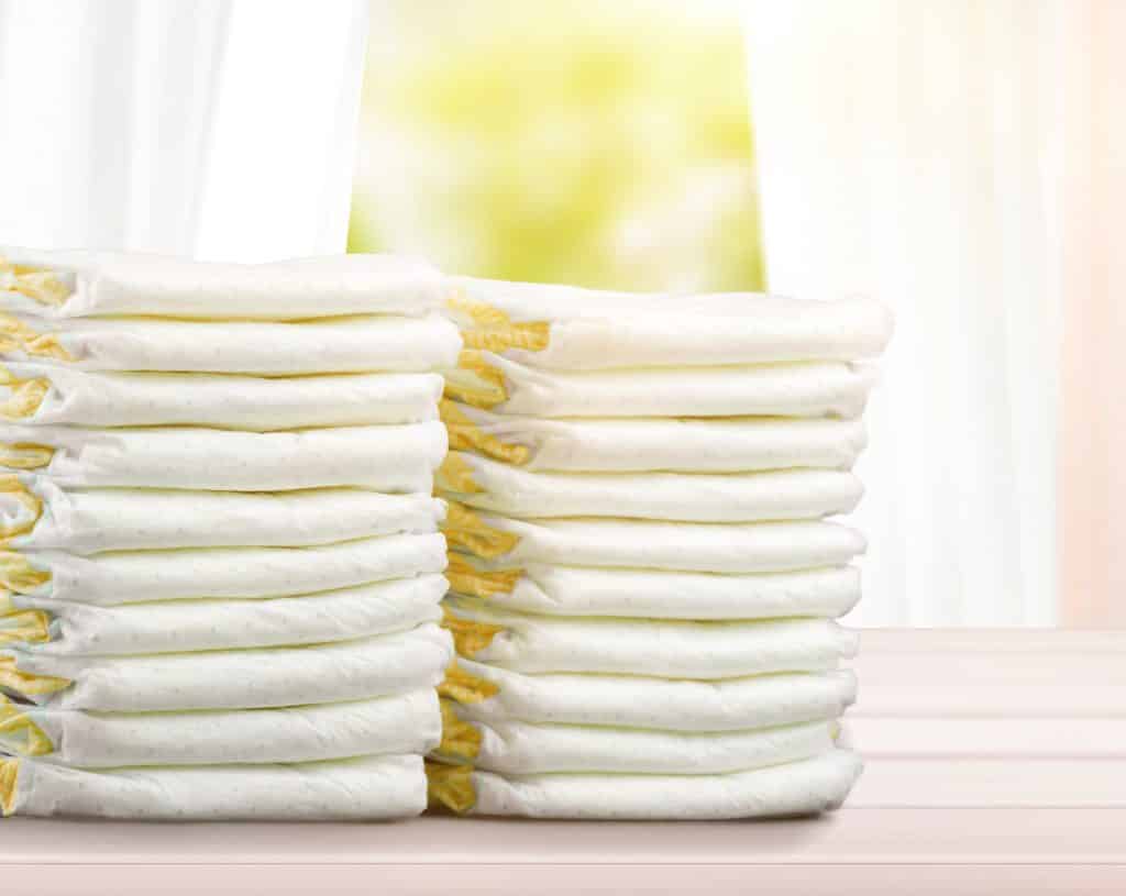 Imagem de duas pilhas de fraldas ecológicas para serem guardadas na gaveta do guarda roupa do bebê.