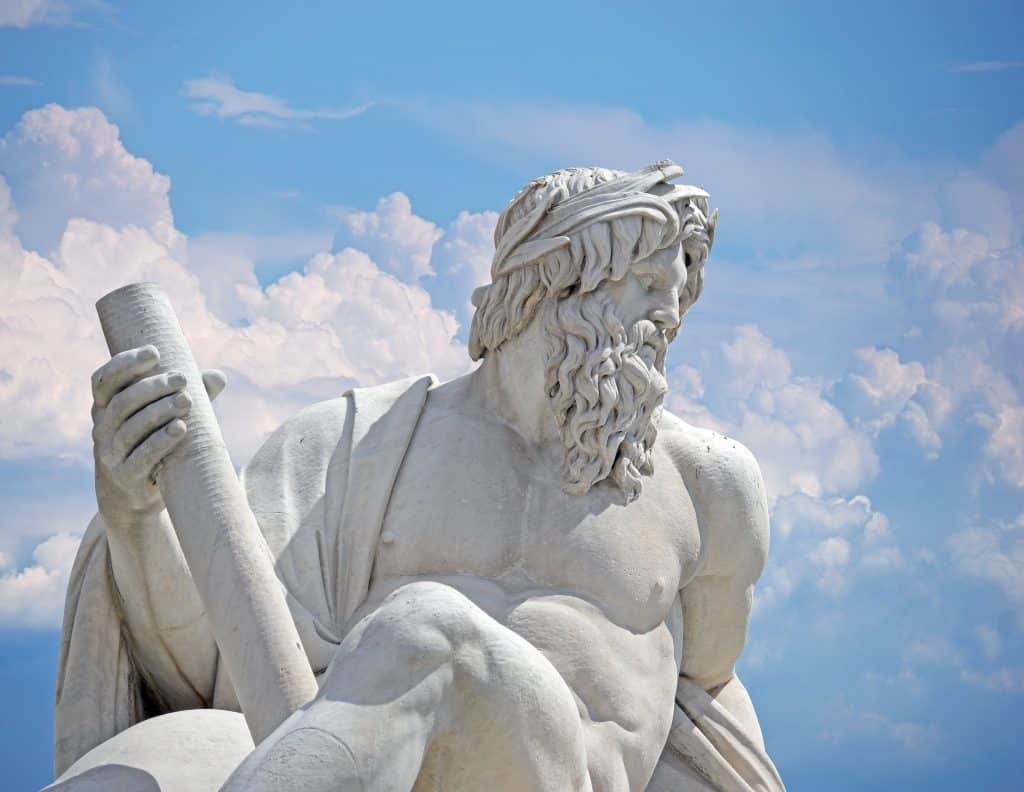 Imagem da estátua de corpo inteiro de Zeus, o Deus do Olimpo na Itália.