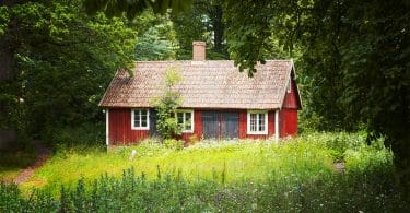 Casa vermelha em meio a floresta.