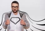 Homem de óculos com uma capa de super-herói ilustrada em torno de si.