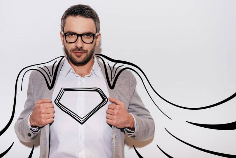 Homem de óculos com uma capa de super-herói ilustrada em torno de si.