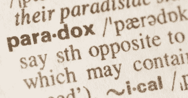 Trecho de um dicionário em inglês com destaque para a palavra "Paradoxo"