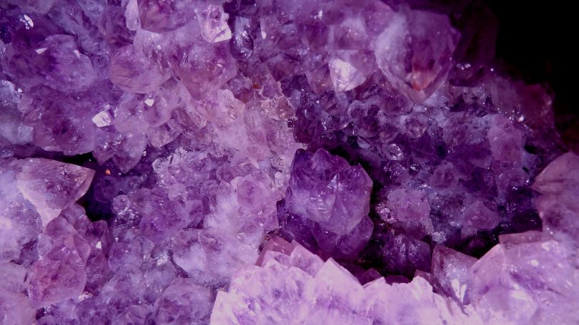 Imagem de uma linda pedra ametista na cor violeta.