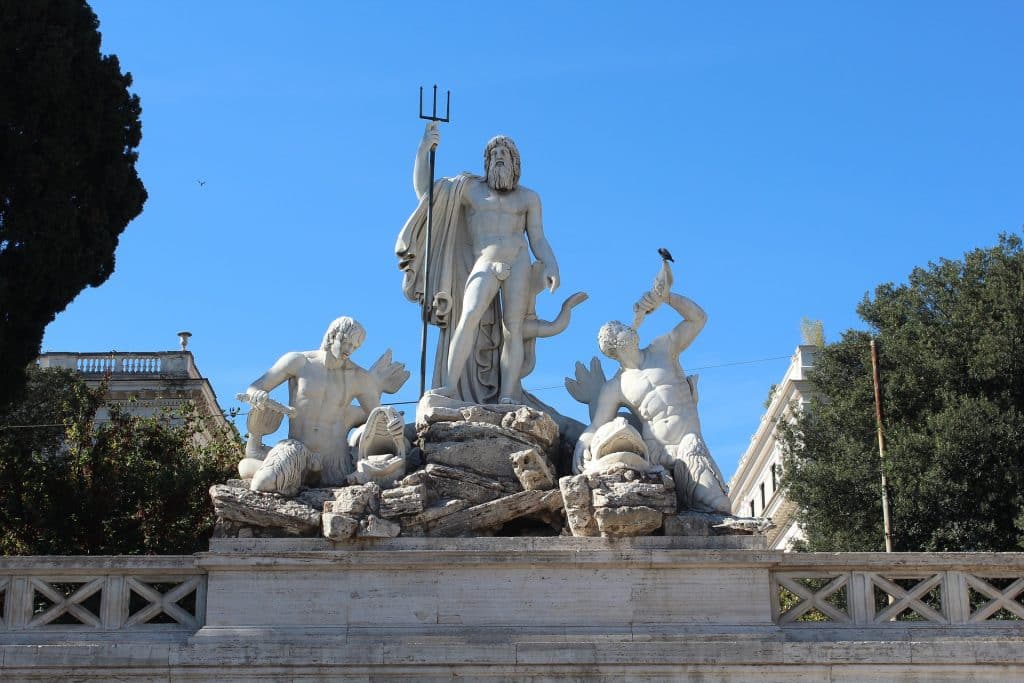 Imagem da estátua de vários deuses da mitologia grega.
