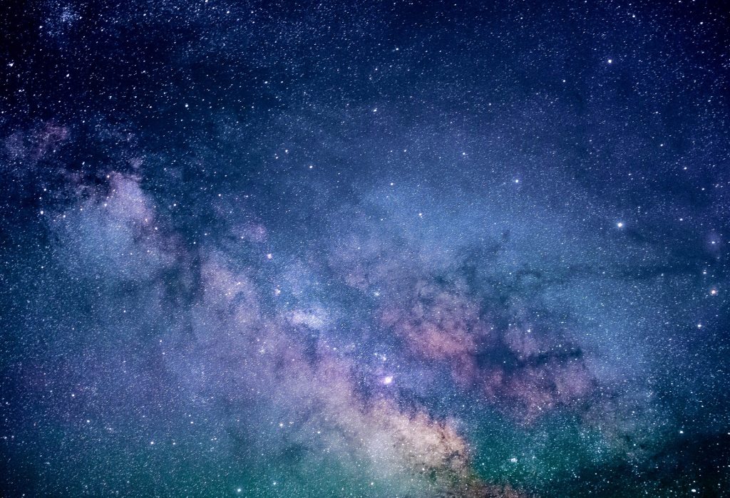 Imagem azulada e brilhante do universo com as estrelas em destaque.