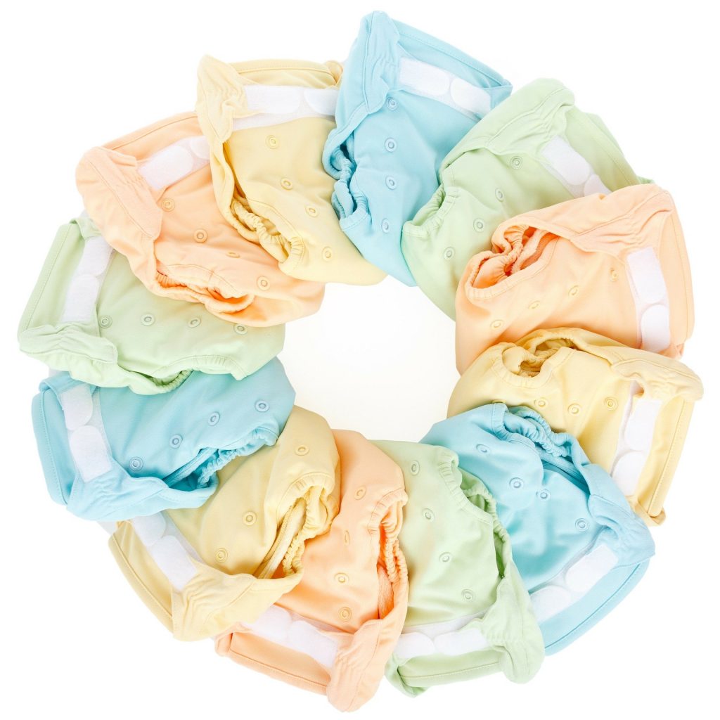 Imagem de fraldas ecológicas de várias cores dispostas em formato de círculo.