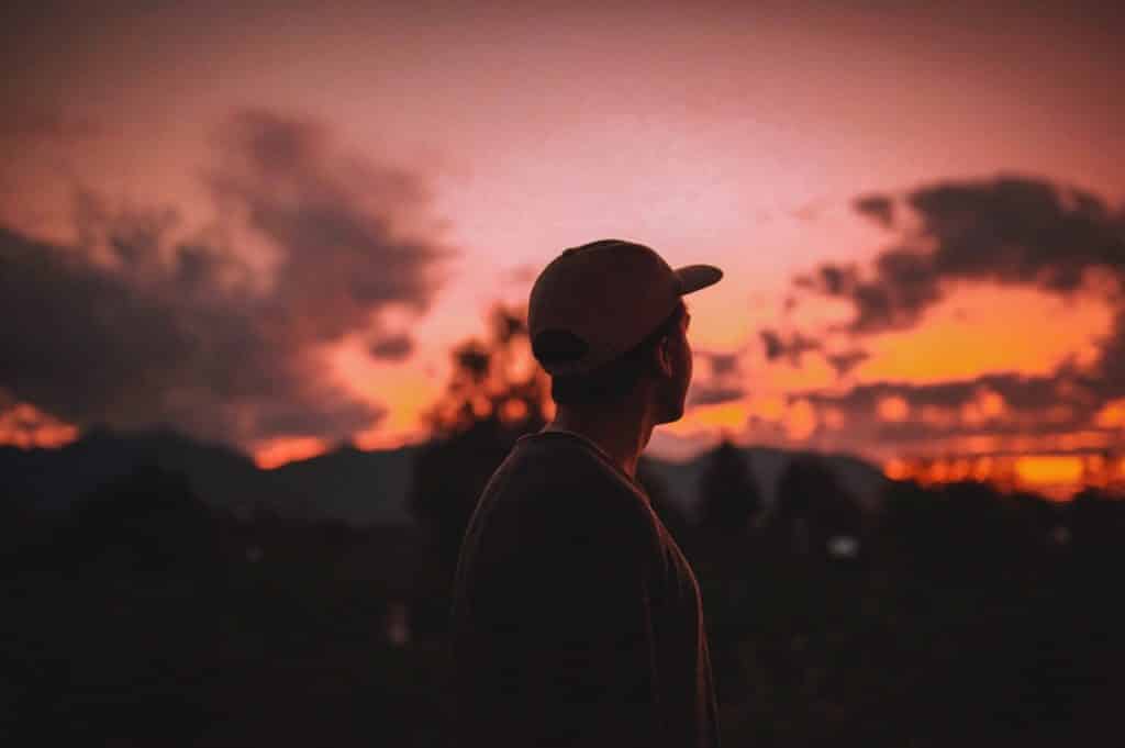 Homem de costas em um fim de tarde.