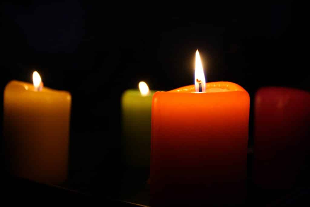 Imagem de várias velas acesas representando a espiritualidade.