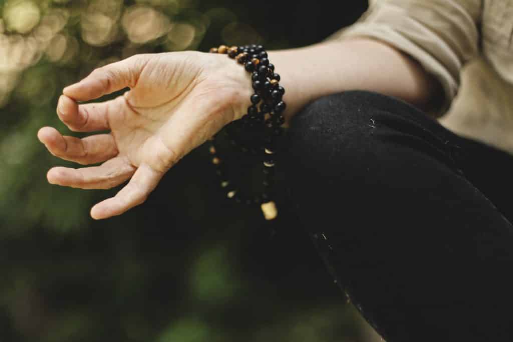 Mulher em posição para fazer meditação