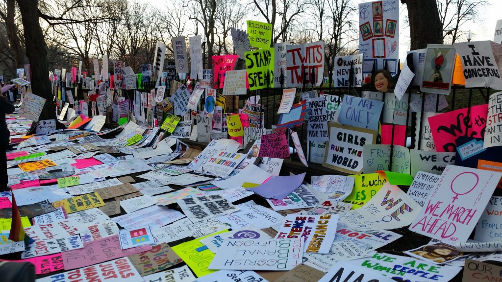 Imagem de vários cartazes de um movimento de marcha feminista realizado nos Estados Unidos.