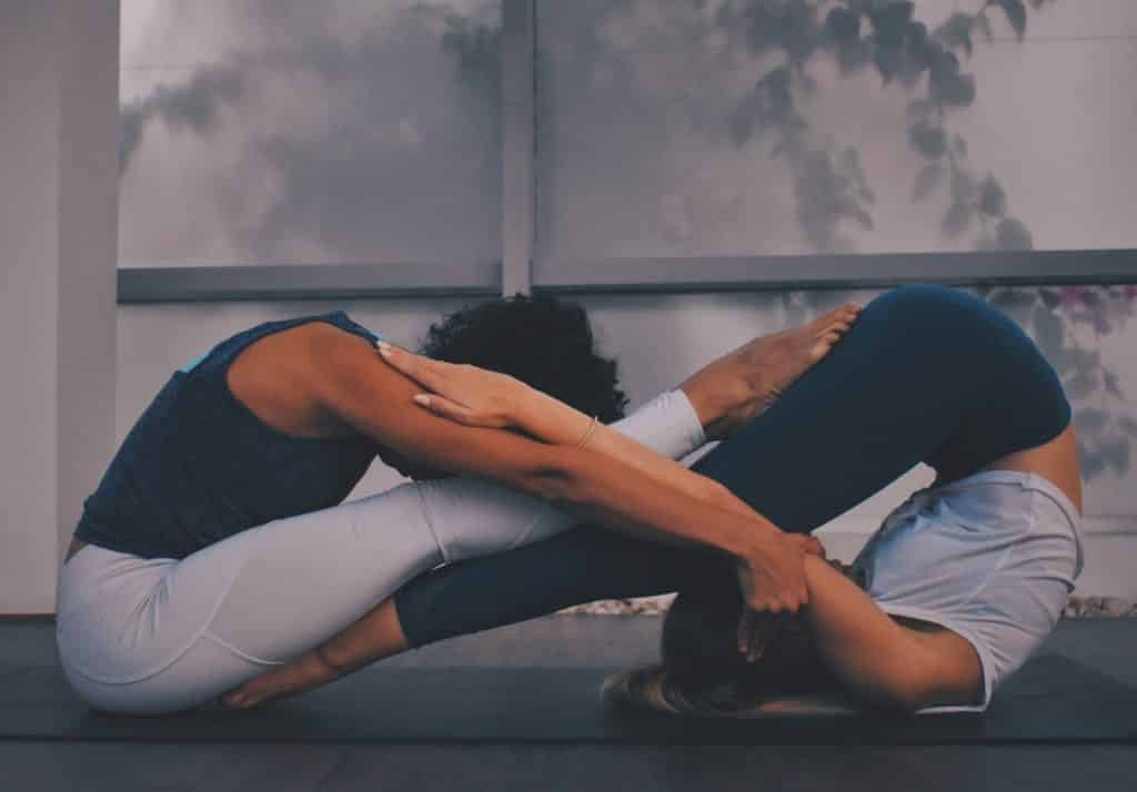 Duas mulheres praticando yoga