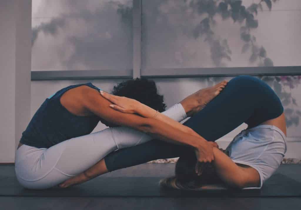 Duas mulheres praticando yoga 