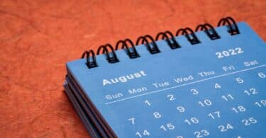 Calendário aberto, mostrando o mês de Agosto