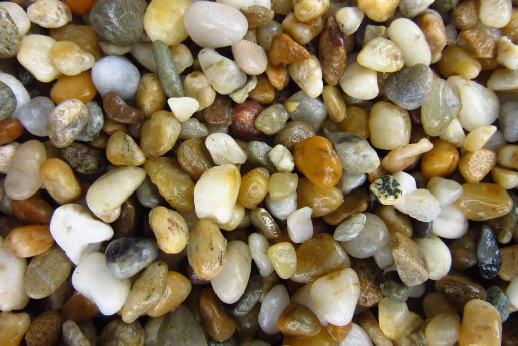 Imagem de variados tipos de formatos e cores da pedra de mirra.