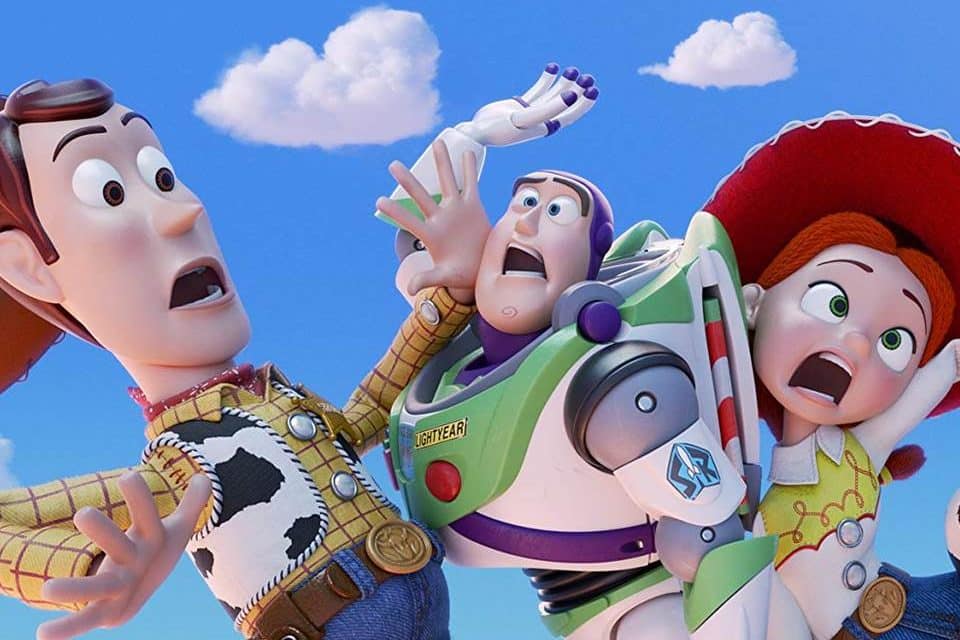 Woody, Buzz Lightyear e  Jessie um ao lado do outro com expressões de assustados