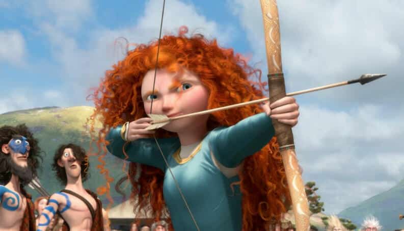 Merida segurando um arco em flechas e mirando para frente 