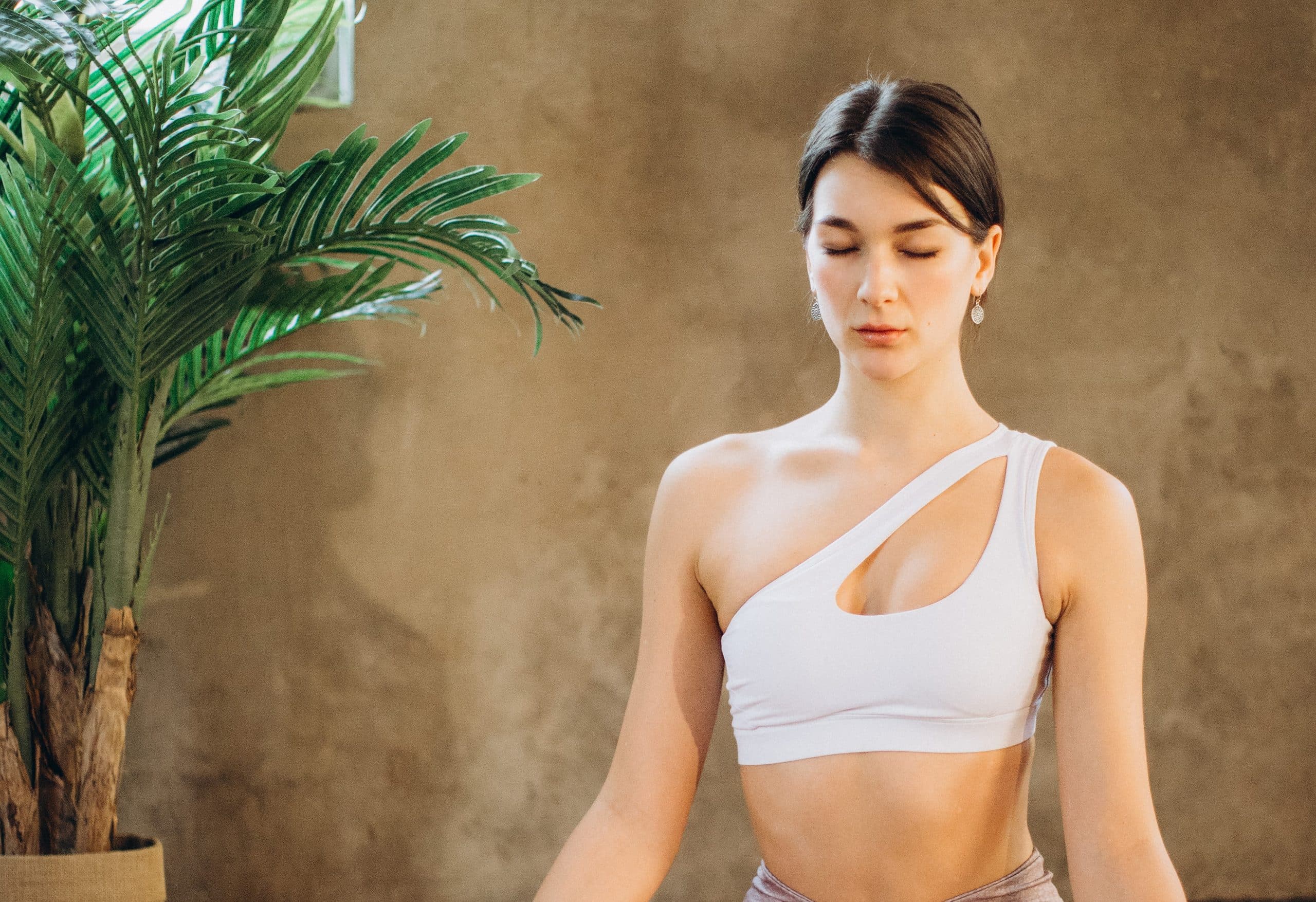 Mulher de olhos fechados meditando