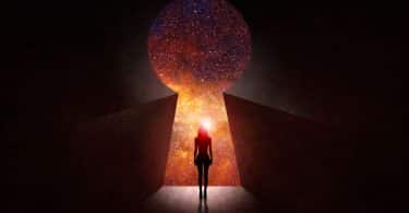Silhueta de mulher caminhando para fechadura gigante com universo ao fundo