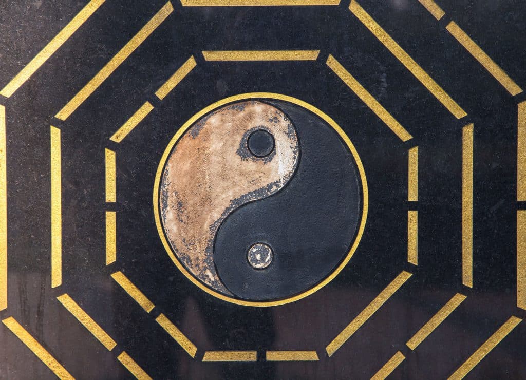 Símbolo do Yin Yang em um mármore com detalhes em dourado ao redor