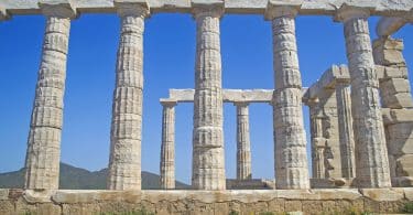 Imagem do templo de Poseidon na Grécia, representando os deuses da mitologia grega.