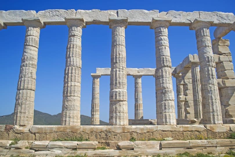 Imagem do templo de Poseidon na Grécia, representando os deuses da mitologia grega.