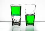 Dois copos com líquido verde até a metade
