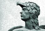 Cabeça da estátua de Ícaro, coberta por uma espécie de escamas com o rosto à mostra. É visível uma pequena parte de suas asas.
