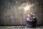 Cupcake em foco com vela de aniversário