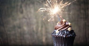 Cupcake em foco com vela de aniversário