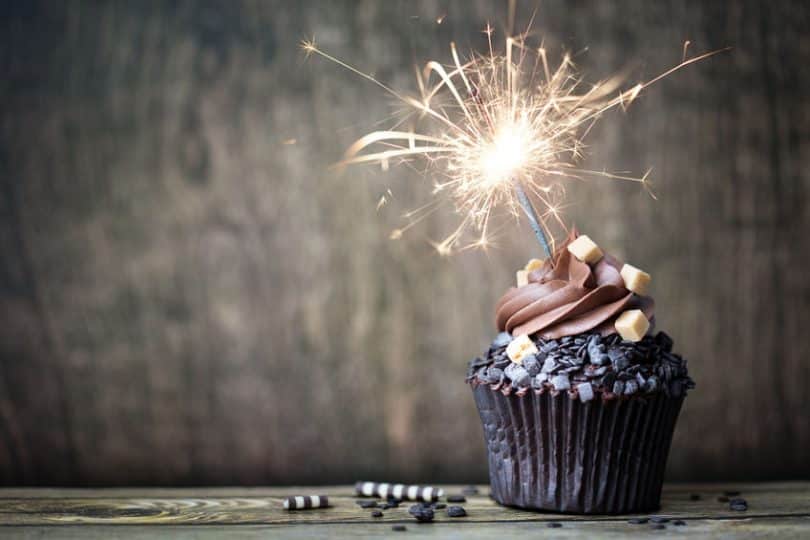 Cupcake em foco com vela de aniversário