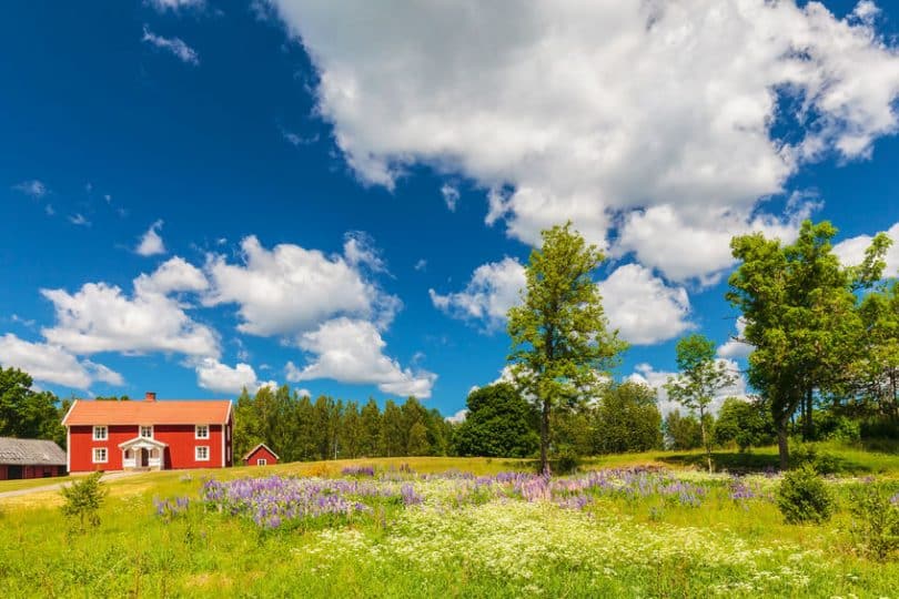 Casa de campo vista de longe com verde e céu azul