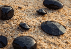 Diversas pedras ônix em uma superfície de areia