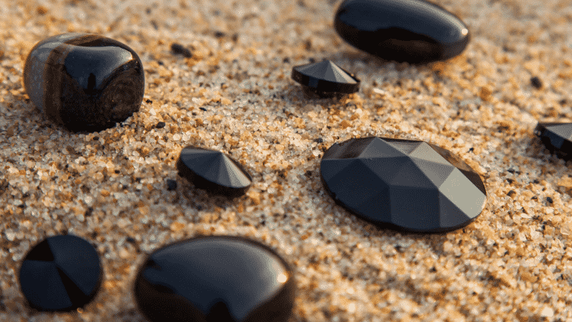 Diversas pedras ônix em uma superfície de areia